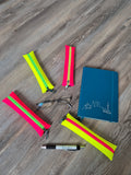 Stiftemäppchen mit Gummi für DIN A5 Kalender | Neonfarben | Stiftehalter für Notizbuch | Planer Zubehör