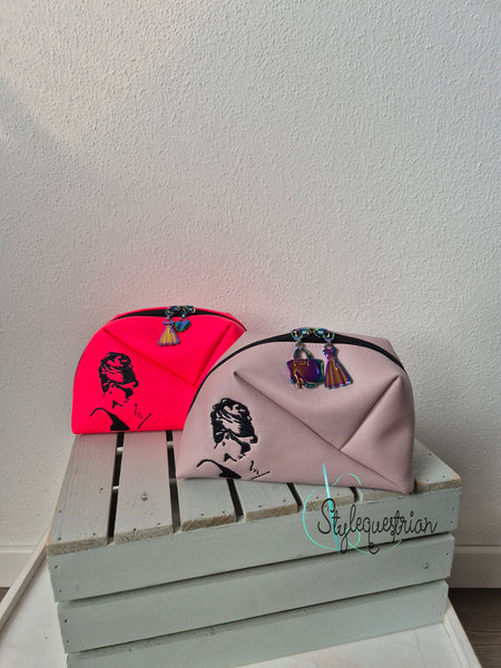Cooles Täschchen als individueller Begleiter mit Stickerei "Audrey Hepburn"