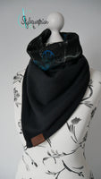 Tuchloop schwarz mit blauen Blumen / Wolle