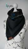 Tuchloop schwarz mit blauen Blumen / Wolle