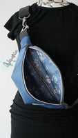 Stylische Bauchtasche Größe XS in blau metallic