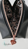 Cooles Täschchen als individueller Begleiter schwarz / Leoherzen beige