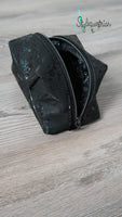 Cooles Täschchen als individueller Begleiter schwarz / Blumen holo