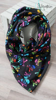 Tuchloop rainbow skulls auf schwarz