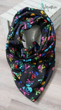 Tuchloop rainbow skulls auf schwarz
