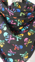 Tuchloop rainbow skulls auf schwarz