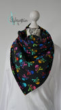 Tuchloop rainbow skulls auf schwarz