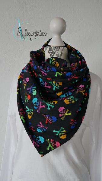 Tuchloop rainbow skulls auf schwarz